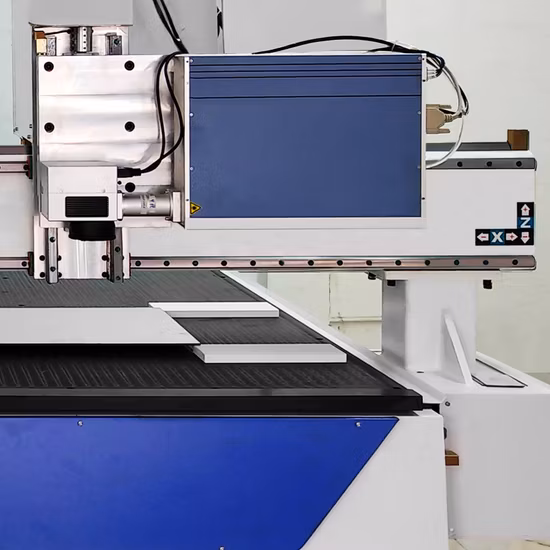 Linea di produzione di specchi/taglio del vetro/sabbiatura/molatura/bordatura/smussatura/marcatura con incisione laser/processo di applicazione di pellicole per specchi da bagno